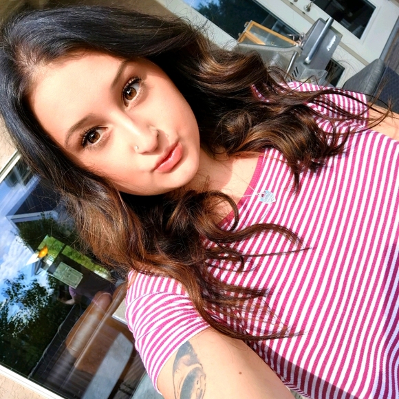 Meet your Posher, Laura - Picture 1 of 1